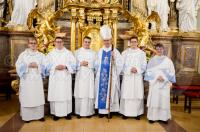 Na fotke zľava diakoni Filip Gulai, Michal Barniak, Tomáš Švingál, otec biskup Marián Chovanec, Jakub Randis a Juraj Kiss