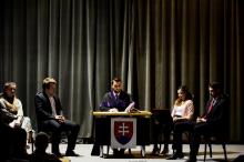 Na fotografii: inscenácia divadelnej hry Kam z konopí… ? v aule seminára